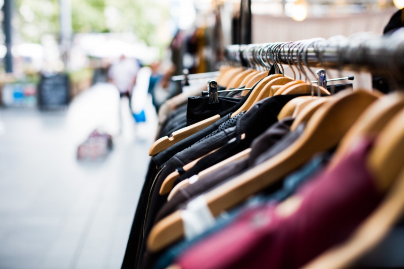 ecommerce-ANDON-min_blur_close_up_focus_hanger_jacket_market_people_rack-1176303